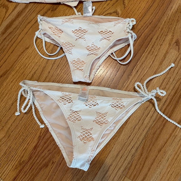 Billabong "Beach Pride" bikini set: two tops (size M) & two bottoms (size L & S) - Picture 14 of 15